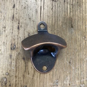 APRIBOTTIGLIE VINTAGE RETRÒ APERTO QUI DA PARETE RUSTICO RAME ORO ROSA - Foto 1 di 1