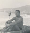 069 homme sans chemise assis sur un matelas flottant homme de plage PHOTO VINTAGE ORG BW