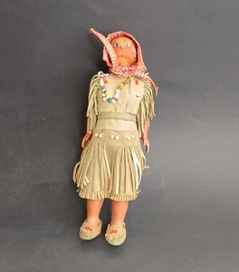 Vintage Nusskopf Puppe ~ Indianerin mit Baby ~ Perlenkleid ~ Volkskunst - Bild 1 von 9