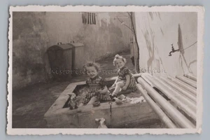 Mädchen spielen im Sandkasten - Altes Foto - Picture 1 of 2