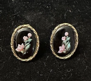 Pendientes perforados vintage marca 1928 cerámica rosa floral sobre oro negro ovalados - Imagen 1 de 3