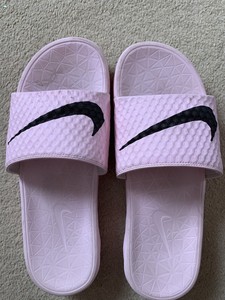 pink nike flip flops