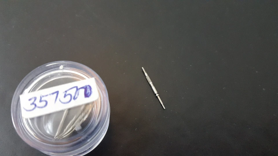 357500 GENUINE ORIGINAL W. STEM W/ 2 SQUARE SEIKO WORLDTIMER 6217 -7000 /7010 - Image 1 of 1