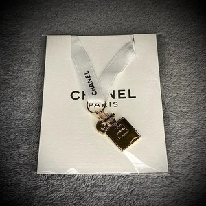 Chanel - Bottle Logo Charm - Gold Tone - Christmas Limited Edition - Collectible - Picture 1 of 9