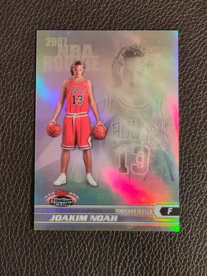 2007-08 Topps Stadium Club Joakim Noah Rookie Refractor #109 Como Nuevo+ Numerado/999 Foto 1 de 4