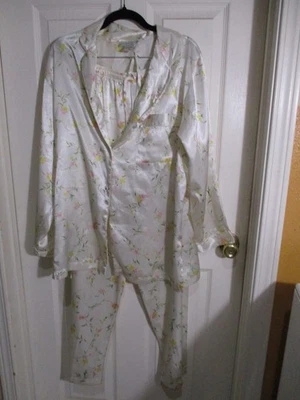 Pijama Morgan Taylor 2 Piezas Marfil con Pequeñas Flores Rosa Amarillo Satinado Poli - M Foto 1 de 4