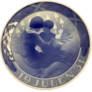 1931 ROYAL COPENHAGEN PLATE JULEN - Picture 1 of 6