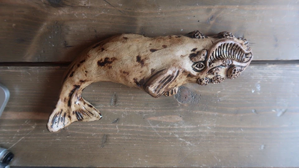 EXTREMADAMENTE RARO Cerámica Ballena Colgante de Pared por Artista BILL STROUD Numerado 10 Foto 1 de 4