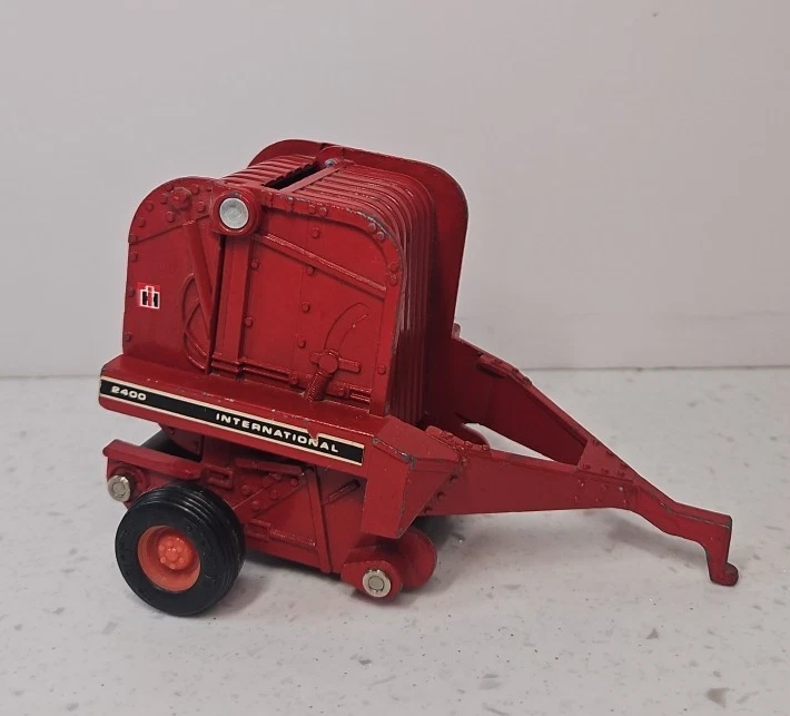 Круглый пресс для сена ERTL IH International 2400, красные ободы, 1/64 см. описание - Изображение 1 из 4