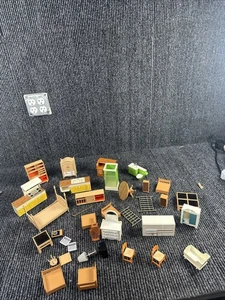 Vintage TOMY 80er Jahre kleinere Häuser Puppenhaus Möbel Konvolut und Zubehör! - Bild 1 von 11