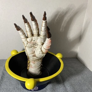 [01612068] Spirit Halloween 12,5" Garnelen Hand Greeter - Beetlejuice RAR - Bild 1 von 14