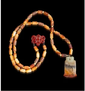 Eine chinesische Jade Perlenkette mit Anhänger, Song Dynastie (960 bis 1279) oder später - Bild 1 von 24