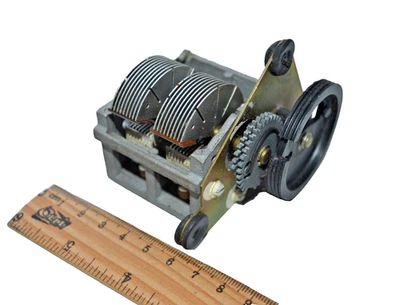 Capacitor variável de ar 2 (duas) seções 2x 4-270pF vintage soviético URSS funcionando! - Imagem 1 de 4
