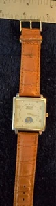 VINTAGE GENEVA SQUARE WRISTWATCH, NEEDS BATTERY - Picture 1 of 3