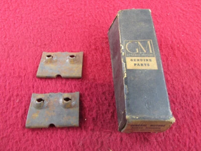 Camión utilitario Chevy GMC 1950 puerta comercial hoja de vidrio canal placa de tuerca X2 nuevo de lote Foto 1 de 4