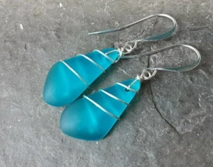 Pendientes de vidrio Pacific Beach Blue Sea, envueltos en alambre, vidrio reciclado - Imagen 1 de 8