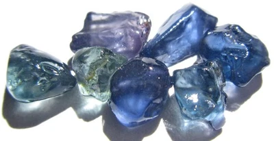 Paquete áspero abierto con faceta de espinela azul y rosa de Tanzania 8,80 crt Foto 1 de 4