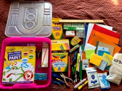 Lote de cuadernos escolares, bolígrafos, lápices, marcadores, crayola, calculadora, gráfico de bolsillo Foto 1 de 4