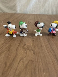 4 PVC Snoopy Belle Cowgirl Discoteca Asso Volante Baffi Detective - Foto 1 di 10