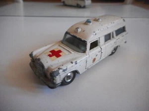 Matchbox King Size Mercedes Binz Ambulance in WEISS - Bild 1 von 2