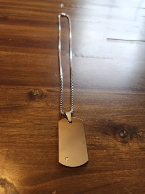 Collar con etiqueta de perro de carburo de tungsteno Triton con cadena y pequeño acento de diamantes Foto 1 de 4