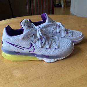 Nike Lebron 17 Low Lakers Hombres Talla 9.5 Blanco Voltaje Púrpura CD5007-102 sin Caja - Imagen 1 de 8
