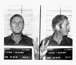  Póster de saludo de 2 dedos Steve McQueen asaltando  - Imagen 1 de 1