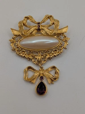 Broche Avon Cinta Arco Imitación Perla Cuelga Púrpura Estrás Estilo Victoriano De Colección Foto 1 de 4
