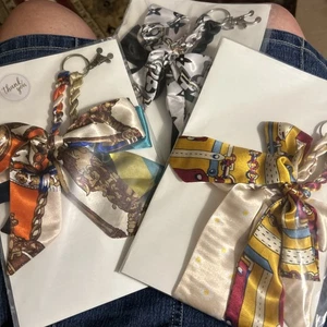 Schwarz weiß braun elegant Schal Schleife Schlüsselanhänger/Tasche Handtasche Anhänger Neu mit Etikett - Bild 1 von 6