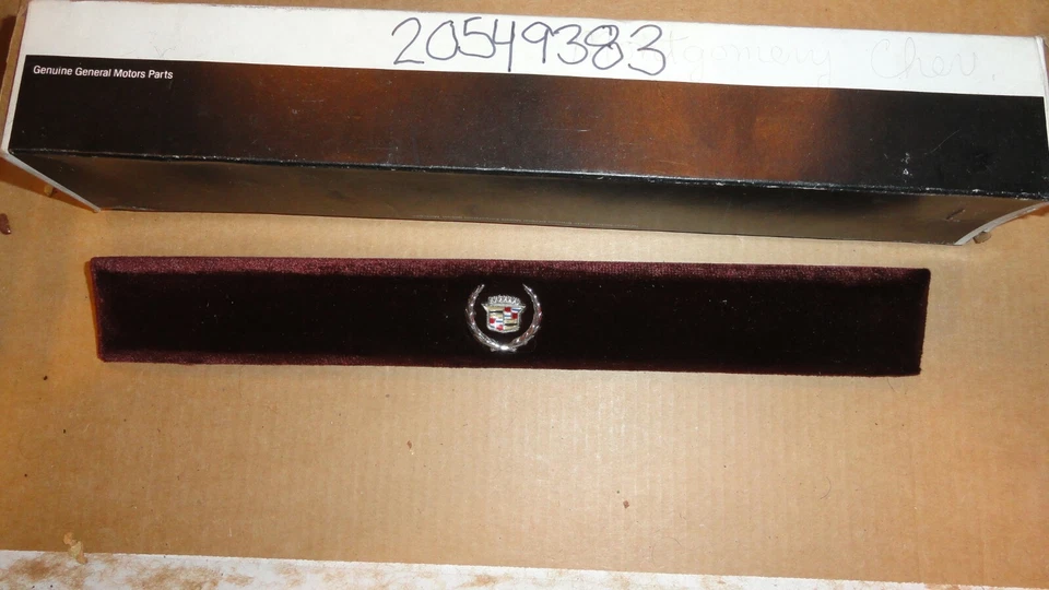 NOS 1985-86 CADILLAC FLEETWOOD PORTA DA FRENTE ACABAMENTO INTERNO COM EMBLEMA CLARET ESCURO - Imagem 1 de 4