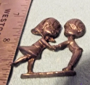 Vintage Miniatur Mini Junge & Mädchen Zinn Metall Figur Puppenhaus Sammlerstück - Bild 1 von 3