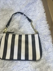 BOLSO COSMÉTICO MUÑECA BETSEY JOHNSON Rayas Negro/Blanco Forro Floral 5.5”X8.5” - Imagen 1 de 3