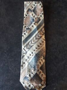 Pierre Cardin Paris New York Kaps Necktie Length 54" 3.5" Wide 100% Silk