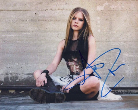 Avril Lavigne signed 8x10 photo in-person Cover
