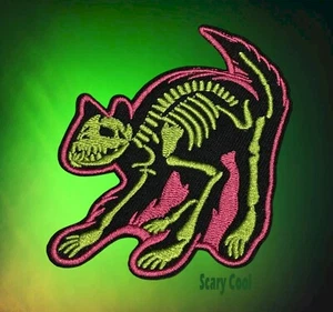 Nuevo Esqueleto Neón Gato Scary Kitty Halloween Bordado Motociclista Hierro En Parche - Imagen 1 de 3