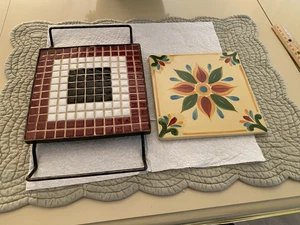 2 Untersetzer - Southern Living At Home 6" Untersetzer handbemalt von Gail Pittman - Bild 1 von 11