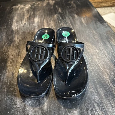 Sandálias Tommy Hilfiger Vedna pretas com 8 tanga gelatina recorte logotipo chinelos novas - Imagem 1 de 4