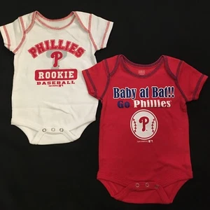 Philadelphia Phillies rot weiß Jungen Mädchen 2-teilige Bodys Größe 0-3 Monate neu ohne Etikett - Bild 1 von 1
