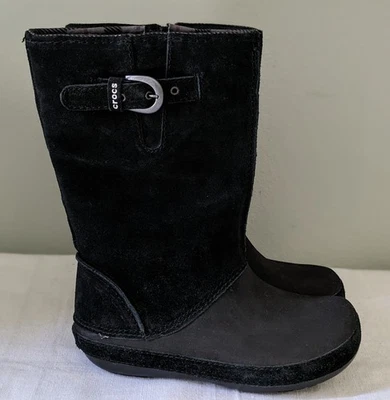 Crocs Berryessa Niñas Negro Hebilla Gamuza Botas Talla 2 NUEVAS NUEVAS CON ETIQUETAS Foto 1 de 4
