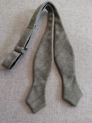 Pajarita The Tie Bar para hombre gris ajustable preppy Foto 1 de 4