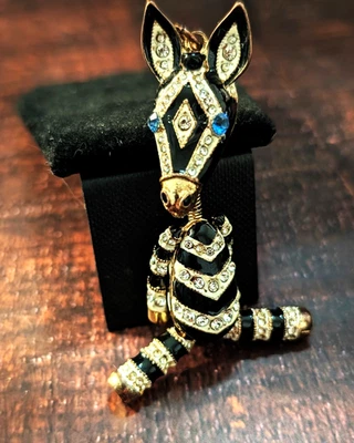 Colgante Betsey Johnson 3" cebra articulada 3D con pedrería Foto 1 de 4