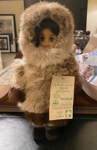 NAYUKPUK Bambola Eschimese "CAMAI" Alaska Fur Enterprise Prodotti Made In Alaska 13,5" - Foto 1 di 12