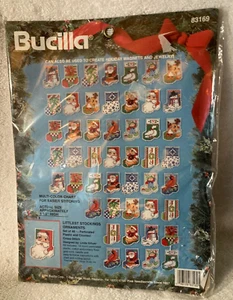 Bucilla ~ Kit de adornos de medias más pequeñas 83169 ~ Lona de plástico de Navidad - Imagen 1 de 2