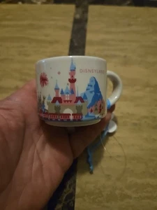 Starbucks Disneyland You Are Here 2 oz tazza espresso ornamento rosa/viola - Foto 1 di 12
