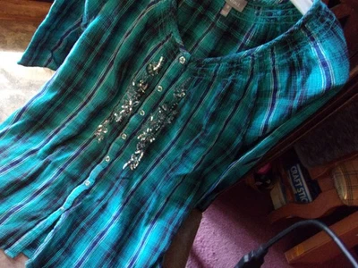 womans sz. 1x blouse; ESSENTIALS,sequin front trim. used but exc. - Image 1 of 4