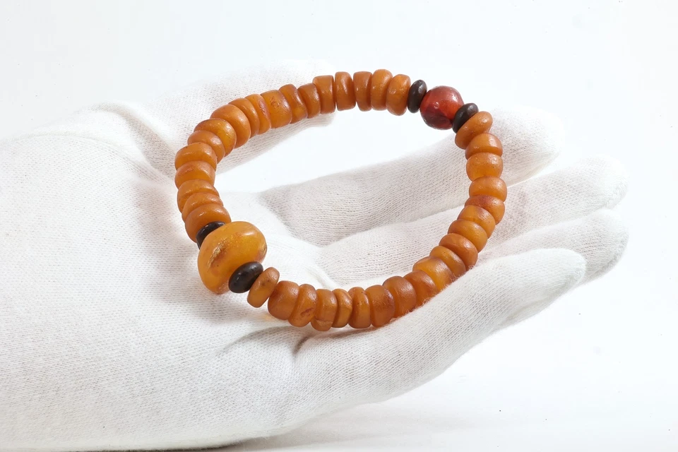 Антикварный тибетский браслет из желтого янтаря с изображением куриного масла и древней бусиной из красного агата - Изображение 1 из 4