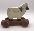Jouet vintage en bois moutons sur roues 6” x 5”