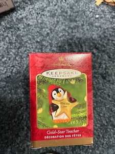 GOLD-STAR TEACHER HALLMARK ORNAMENT 2000 NEW IN BOX PENGUIN HOLDING STAR - Picture 1 of 1