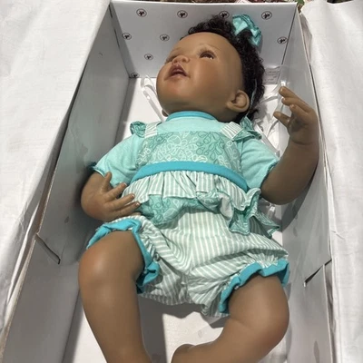 Boneca bebê afro-americana Ashton-Drake tão verdadeiramente real 'destino', segure essa pose - Imagem 1 de 4