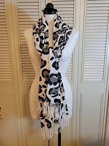 Mantón envolvente bufanda pashmina con estampado animal  - Imagen 1 de 6
